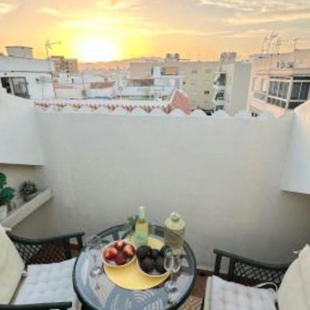 New City Penthouse Near Beach With Sunny Balcony ฟูเอนฮิโรลา ภายนอก รูปภาพ