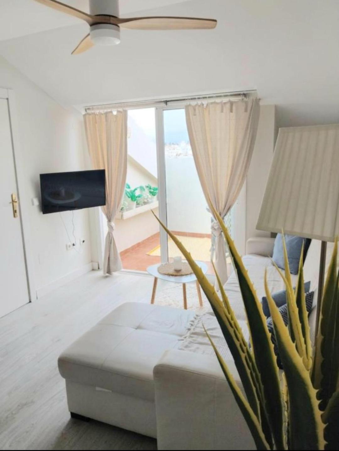 New City Penthouse Near Beach With Sunny Balcony ฟูเอนฮิโรลา ภายนอก รูปภาพ