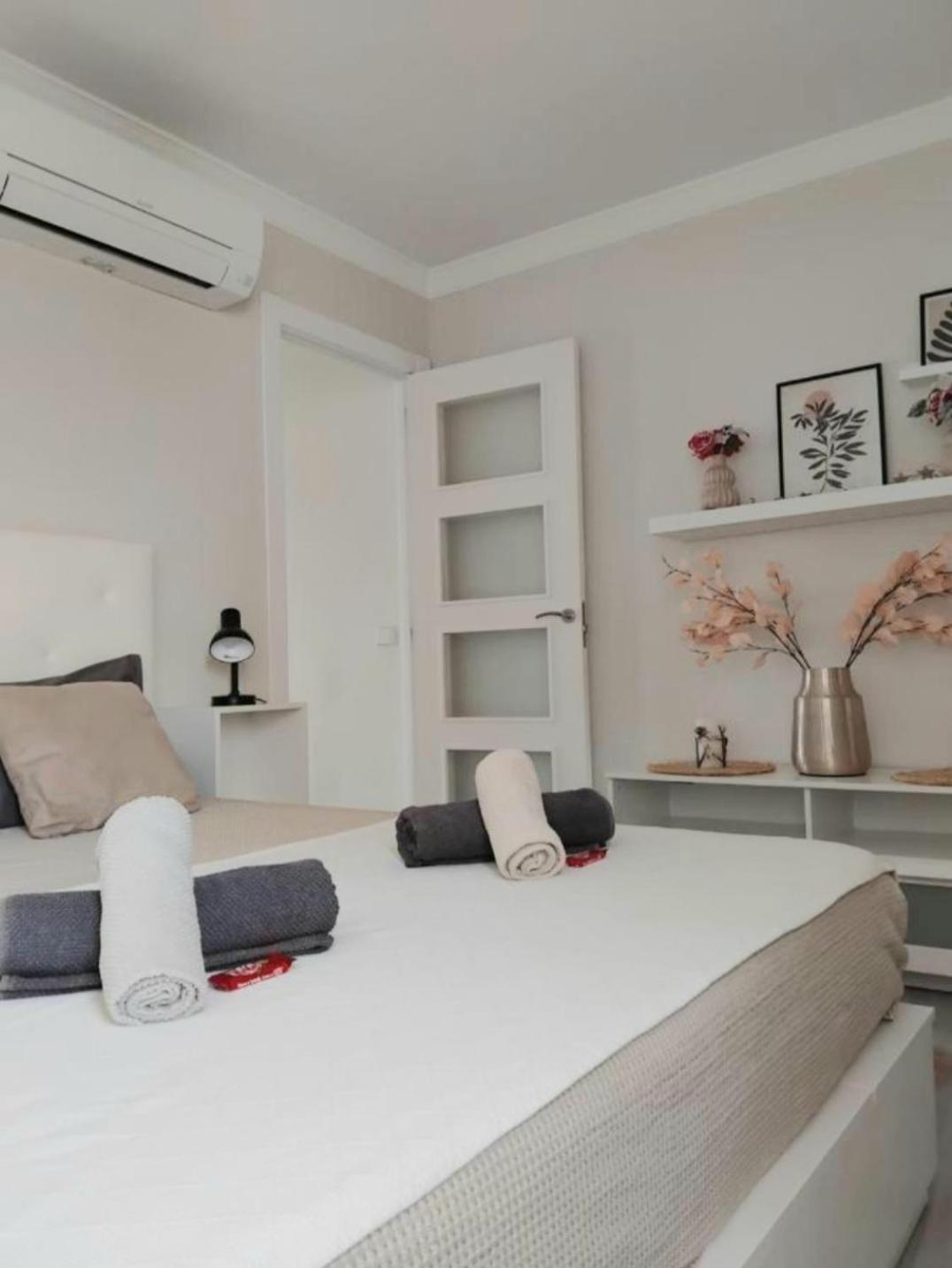New City Penthouse Near Beach With Sunny Balcony ฟูเอนฮิโรลา ภายนอก รูปภาพ